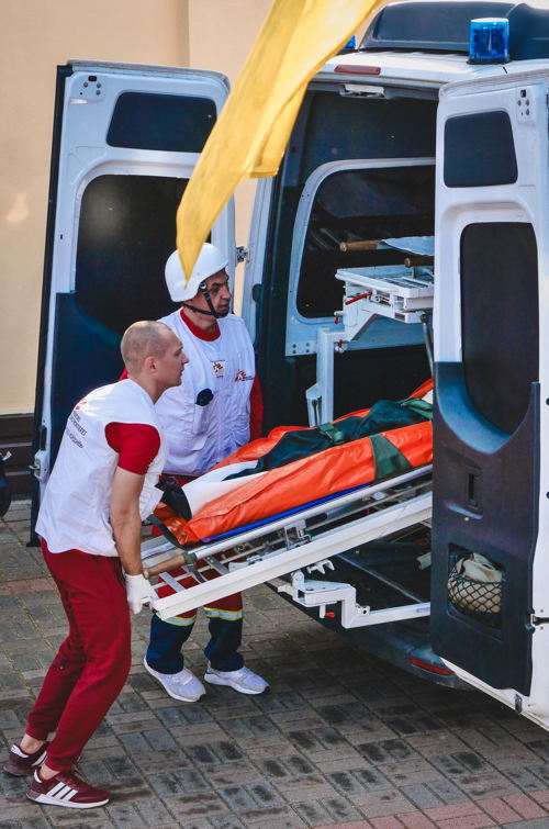 Title: Medical evacuation from Kherson Copyright: Verity Kowal/MSF Countries: Ukraine Date taken / Date Recorded: 22 October, 2023 Caption / Description: On 20 and 22 October 2023, MSF evacuated 150 patients from Kherson region after the hospital was shelled. MSF transferred patients in ambulances from the hospital to the station, where they boarded the MSF medical evacuation train. Title: Medical evacuation from Kherson Copyright: Verity Kowal/MSF Countries: Ukraine Date taken / Date Recorded: 22 October, 2023 Caption / Description: On 20 and 22 October 2023, MSF evacuated 150 patients from Kherson region after the hospital was shelled. MSF transferred patients in ambulances from the hospital to the station, where they boarded the MSF medical evacuation train.