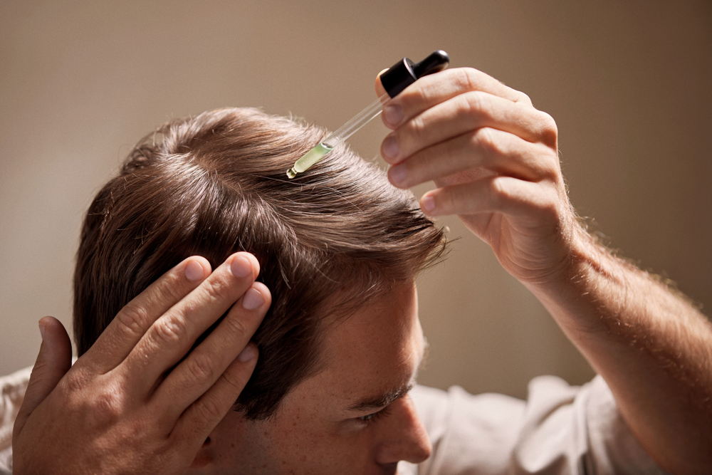 Large-2024_HairCare_AHL_Man_Application_RGB