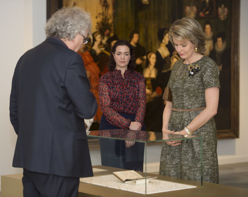 Koningin Mathilde en curator Jan Van der Stock bij de eerste druk van 'Utopia' van Thomas More
(c) Rudi Van Beek