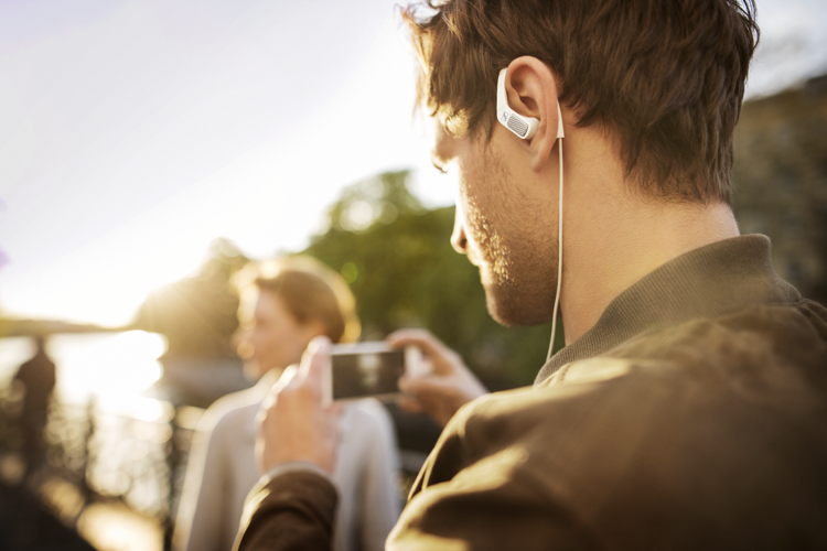 AMBEO SMART HEADSET_Lifestyle_4