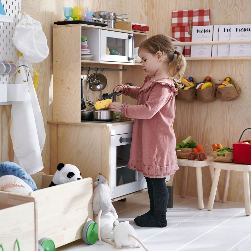 IKEA_VINTER kids gifting_DUKTIG+toy+kitchen_€69,99