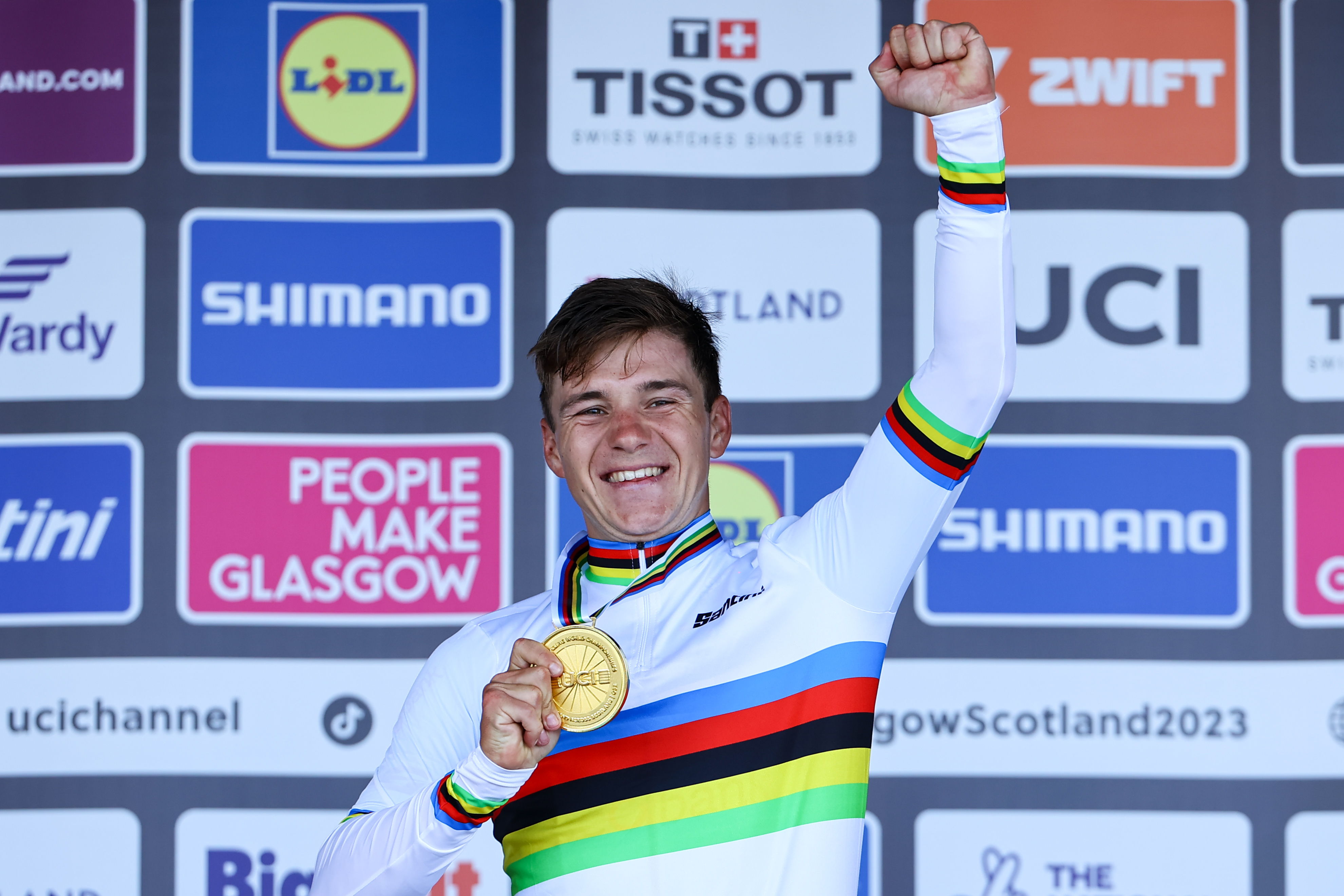 Remco Evenepoel with his gold medal in Glasgow. © BELGA PHOTO DAVID PINTENS