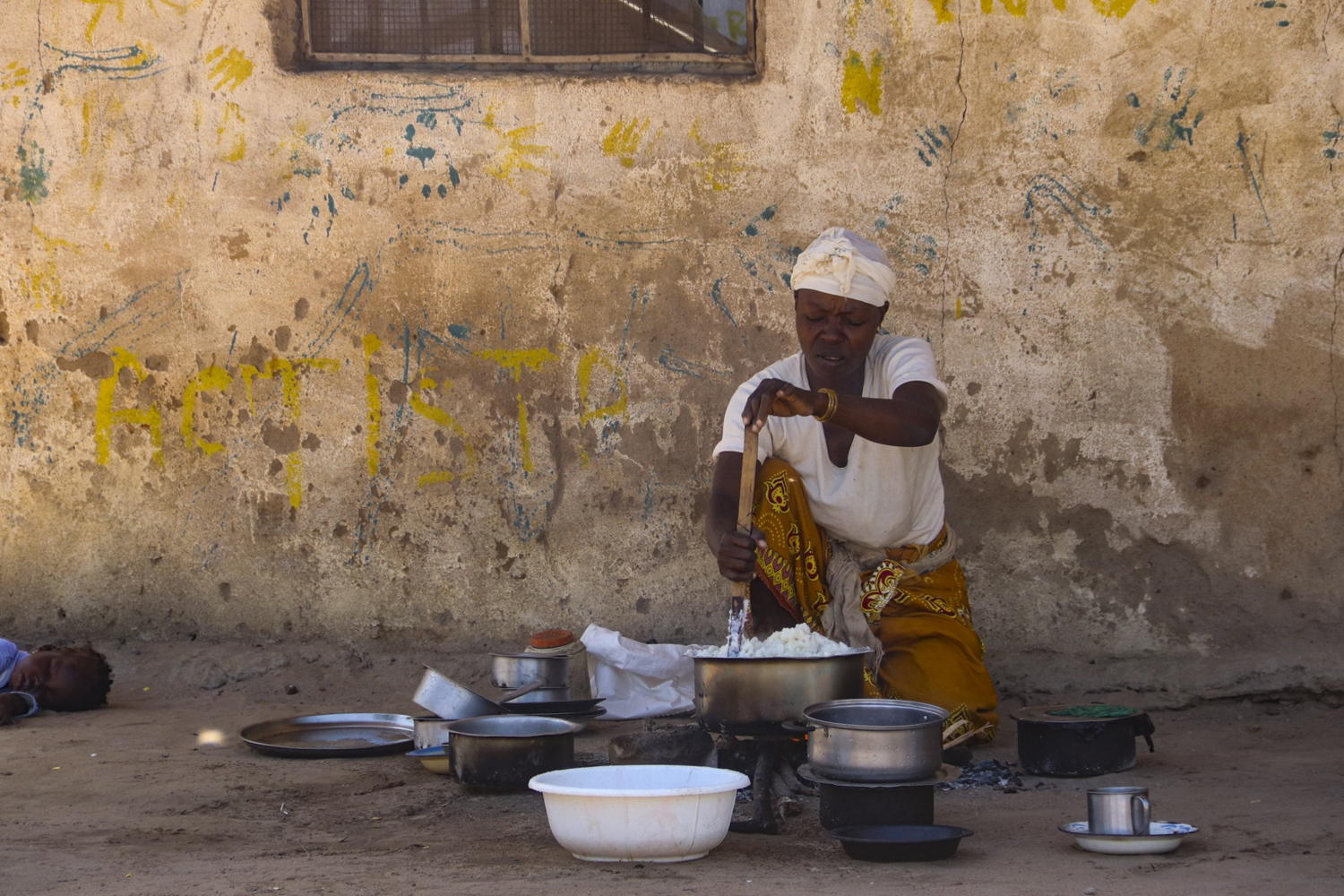 Woman making food in Metuge Internally Displace Pesron camp, Cabo Delgado Province. Photographer: MSF