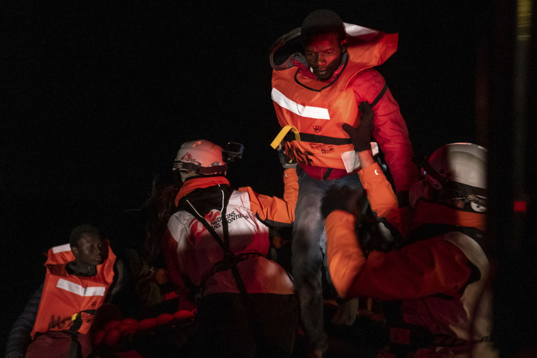 Dodelijkste migratieroute ter wereld: zoek- en reddingsteams van Artsen Zonder Grenzen treffen 10 doden aan op boot in de Middellandse Zee
