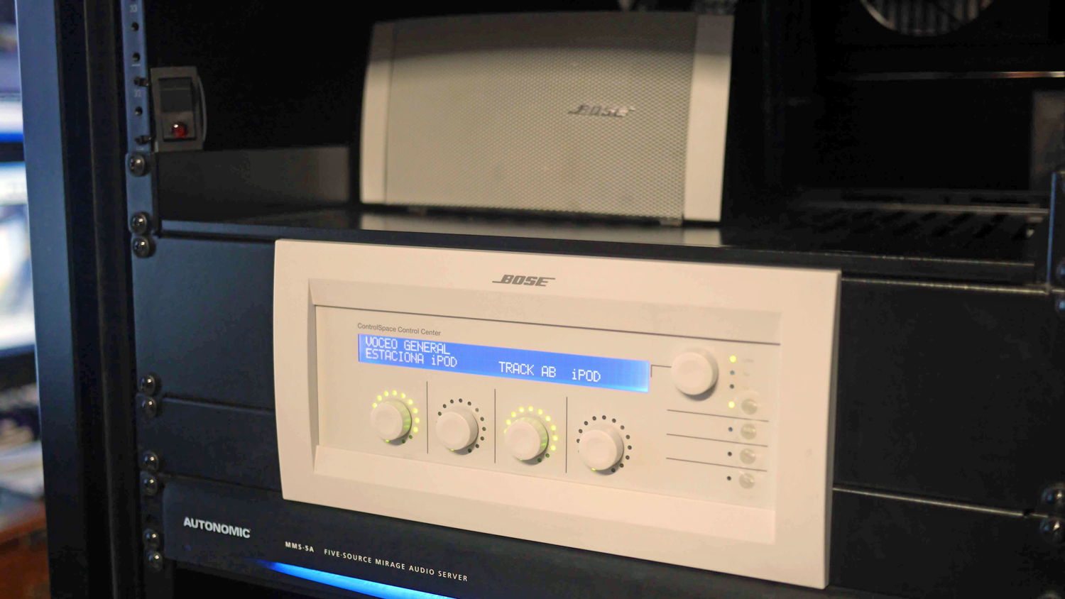 Rack de audio Bose en cuarto de control en Mundo E