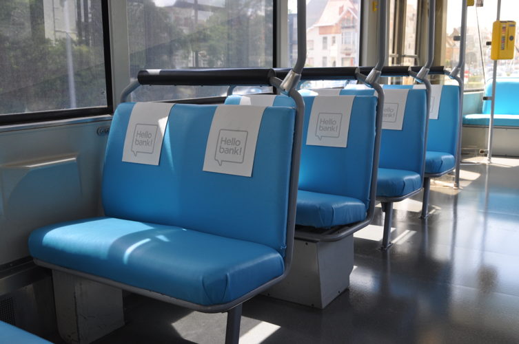 De 'vliegtuig'-zetels van de wifi-Kusttram. Onder handen genomen door de creatievelingen van Urban Crafts.
