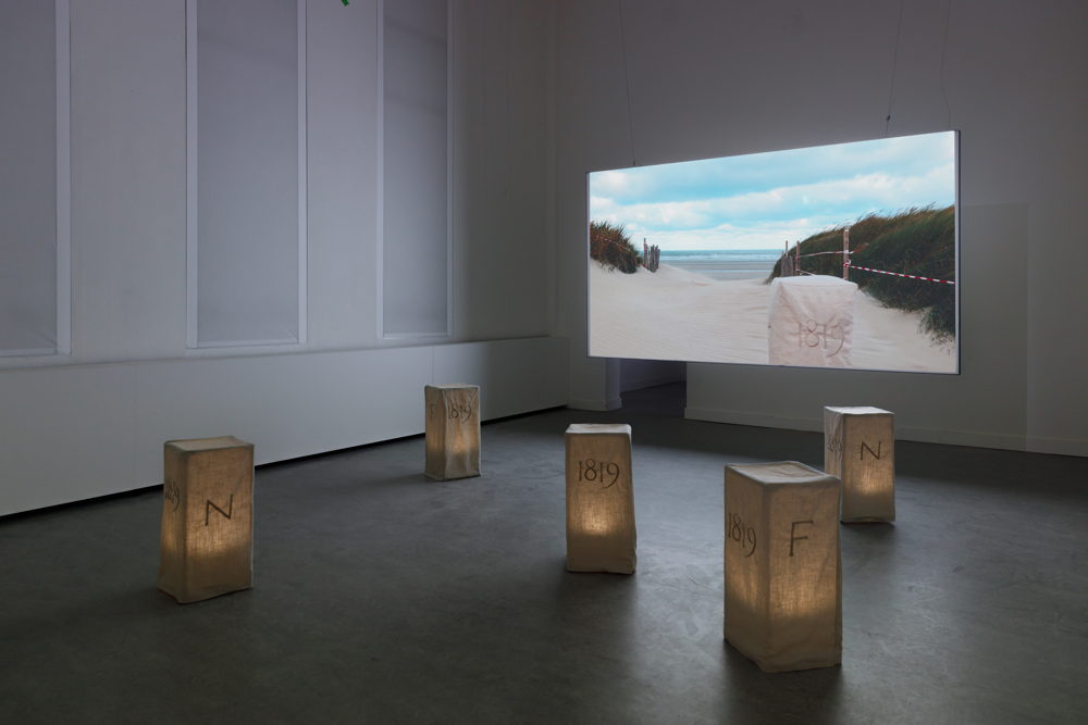 Yufei Gao, Een grens is geen begrenzing, 2024-25. Ontwikkeld met de steun van Designers in Residence Kortrijk 2024. Installatiefoto van de tentoonstelling All the Small Things, Z33, Hasselt, 2025. Foto: Selma Gurbuz. Yufei Gao, Een grens is geen begrenzing, 2024-25. Ontwikkeld met de steun van Designers in Residence Kortrijk 2024. Installatiefoto van de tentoonstelling All the Small Things, Z33, Hasselt, 2025. Foto: Selma Gurbuz.