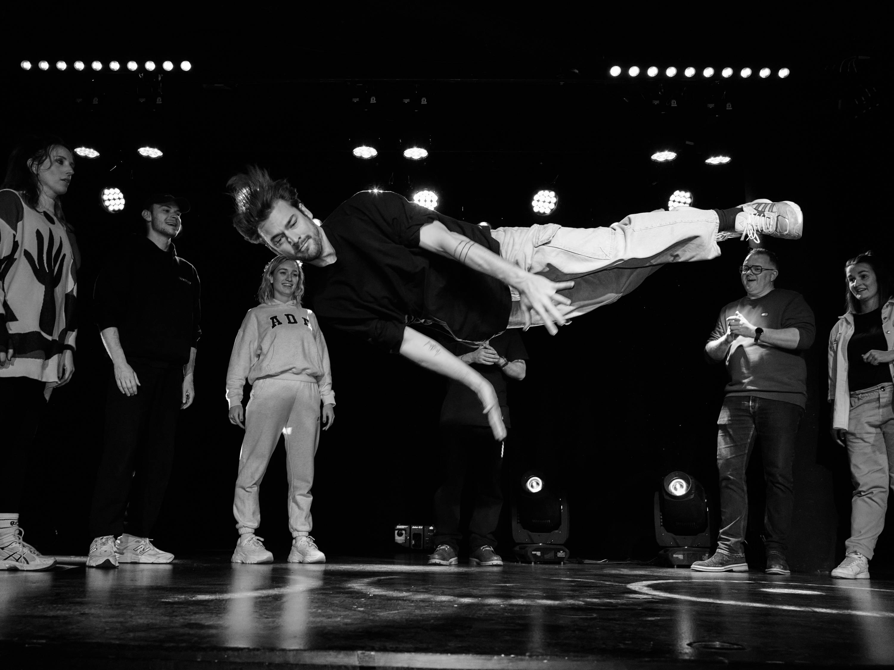 Julie Vermeire, Laurins Dursin en Tine Priem volgen STOMP-workshop