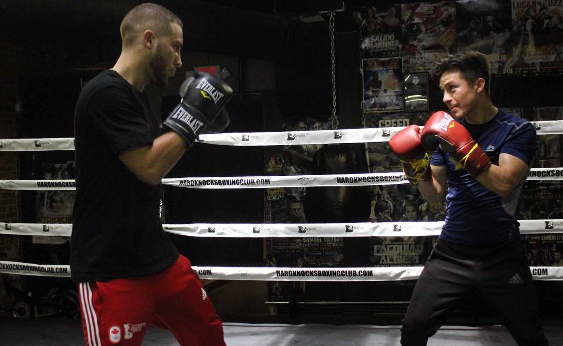 Omar Moreno (right) boxing in 2018