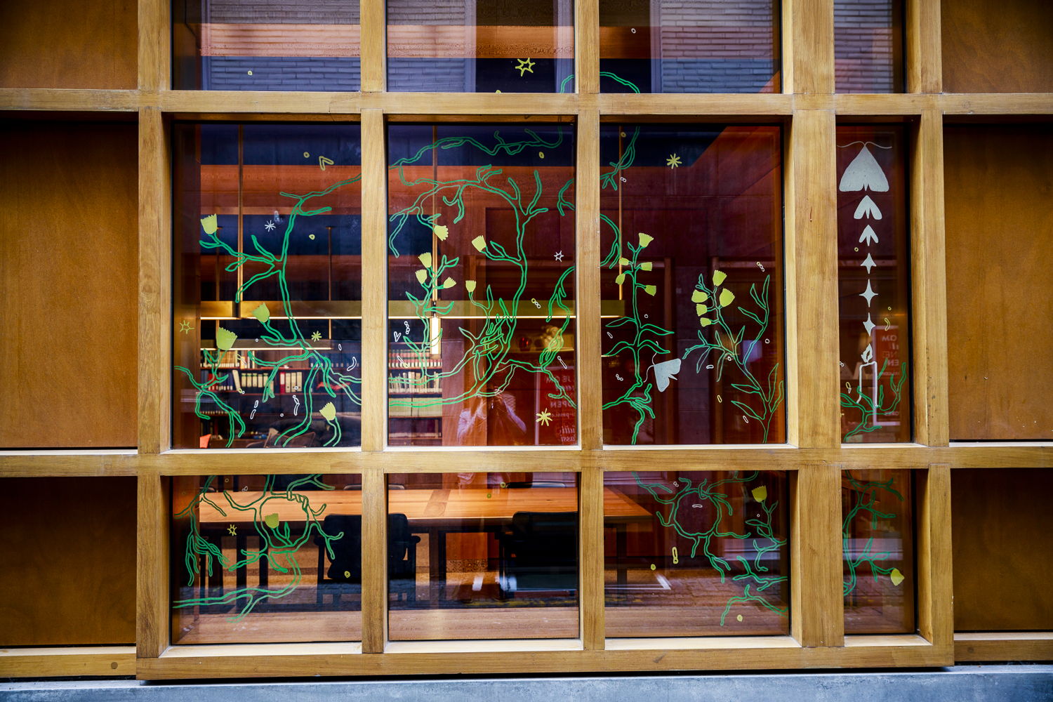 Beeldend kunstenaars Sadrie Alves, Joud Toamah en Gilani Raja tekenden een triptiek op ramen van de leeszaal van het Museum Plantin-Moretus. Foto door Victoriano Moreno