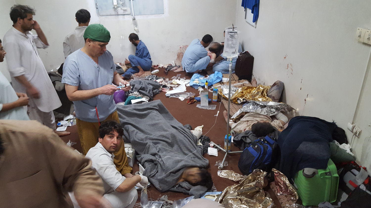 Une salle de soins improvisée après le bombardement de l'hôpital dans la nuit du 3 octobre 2015