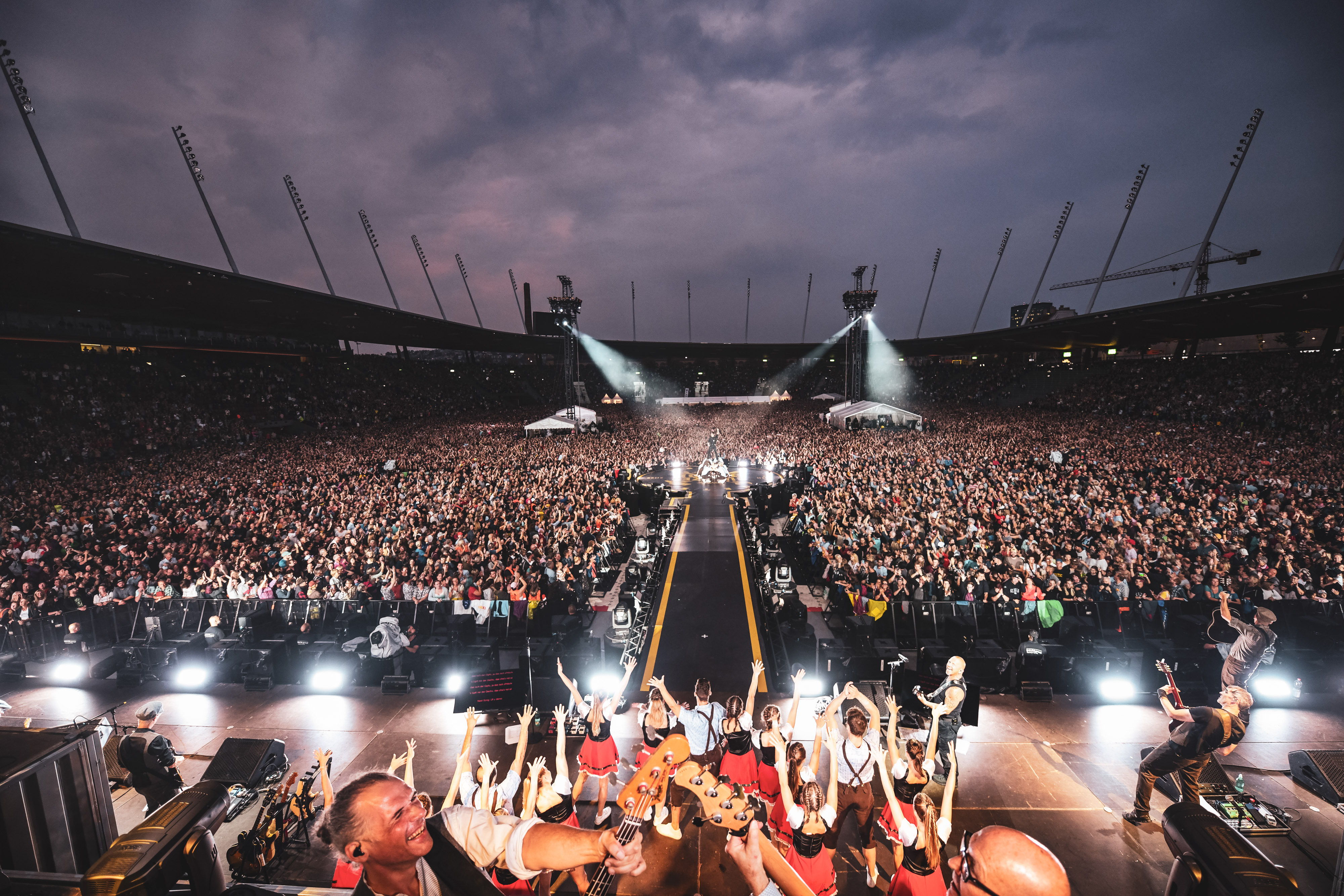 Gölä and Trauffer, the first Swiss headline act at the Letzigrund stadium, in front of ecstatic fans (Photo: Mood Studios, Adrian Bretscher)