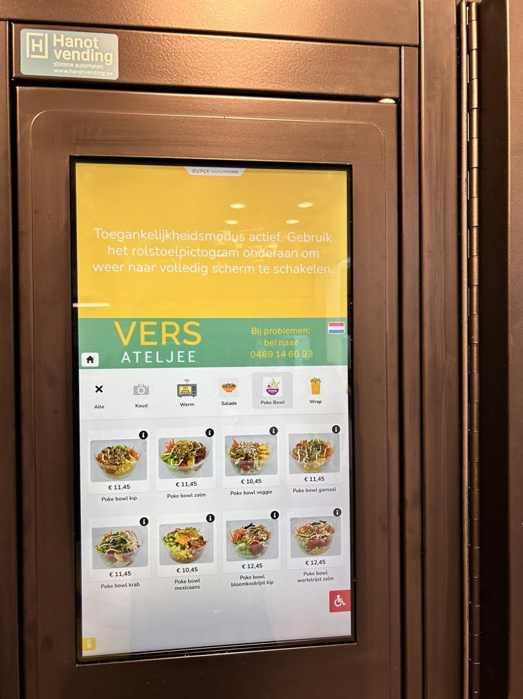 Bestellen gebeurt via een touchscreen, dat alle ingrediënten en allergenen toont. Het scherm heeft ook een toegankelijkheidsmodus voor rolstoelgebruikers. © GZA Ziekenhuizen