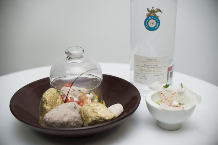 Ceviche de camarón y esmedregal con mango y coco con lunares de zapote preparado por la Chef Martha Ortiz Ceviche de camarón y esmedregal con mango y coco con lunares de zapote preparado por la Chef Martha Ortiz