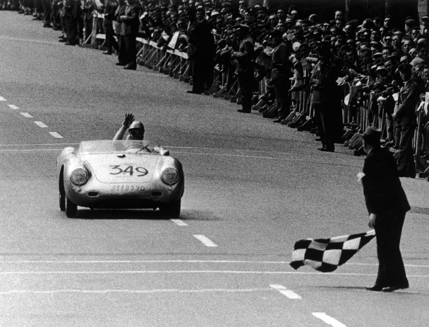 1957. En mayo Umberto Maglioli, a bordo de un Porsche 550 A Spyder se une a la parrilla de la última Mille Miglia. Obtiene la victoria en su categoría y el quinto puesto en la clasificación general