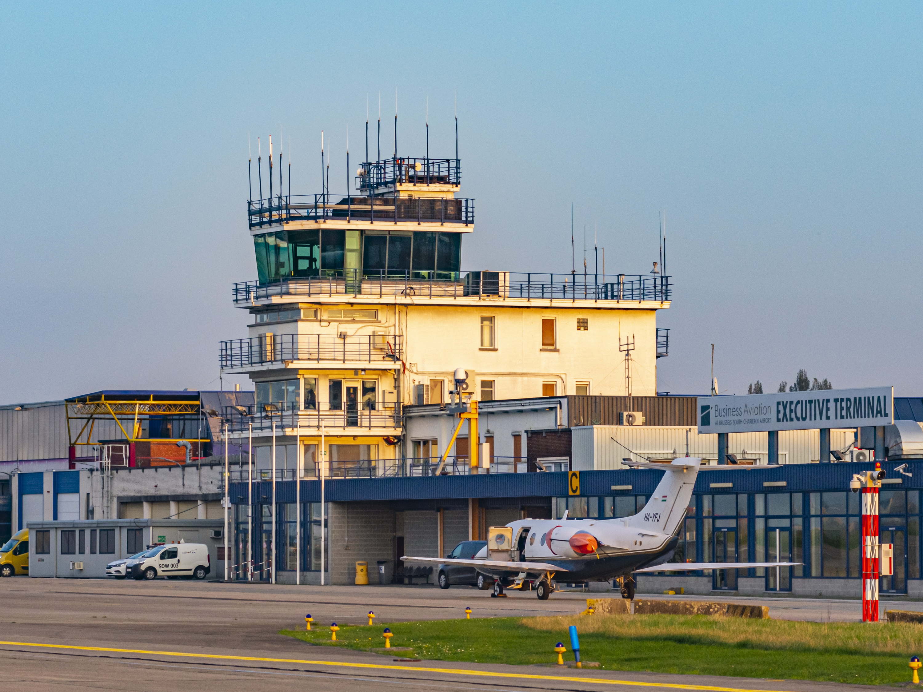 De luchthaven van Charleroi  beschikt nu ook over zijn Digital Tower cameramast