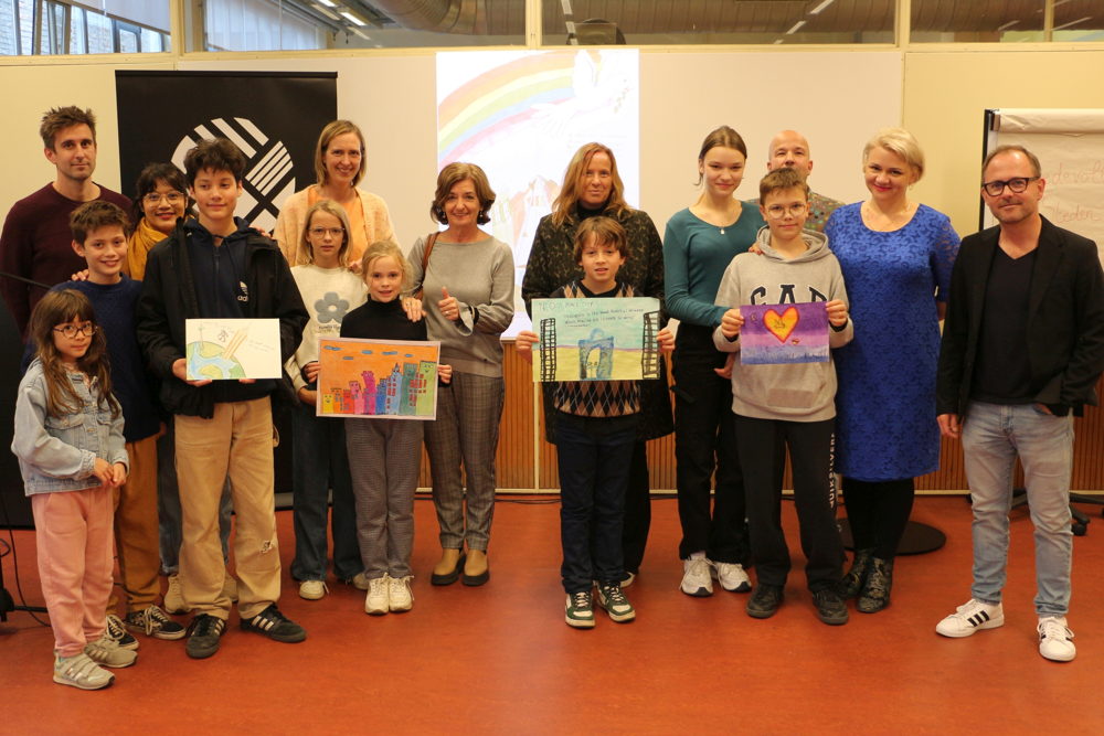 vlnr Henk, Léonie, Dante en Jakub met hun families en schepen Dessers