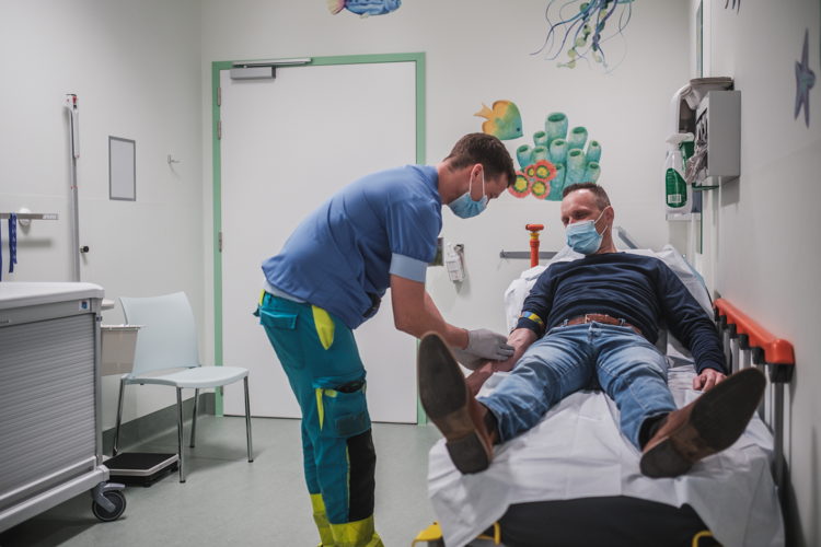 Een patiënt wordt onderzocht op een van de spoeddiensten van Ziekenhuis aan de Stroom. (Foto: ZAS / Lensmens)