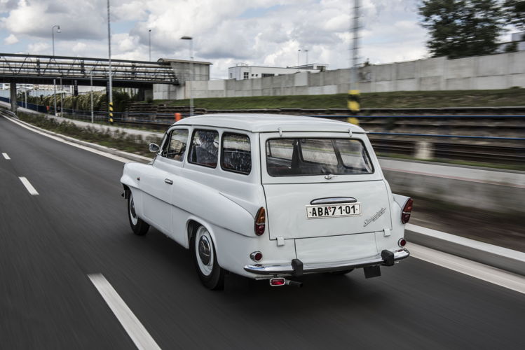 The versatile OCTAVIA COMBI rolled off the Kvasiny plant assembly line from 1960 to 1971. At only 4.065 meters long, the estate model could carry 690 to 1,050 litres of luggage. In 1966, 72 percent of production was exported.