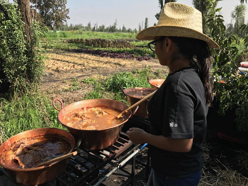 Preparando el desayuno típico mexicano
