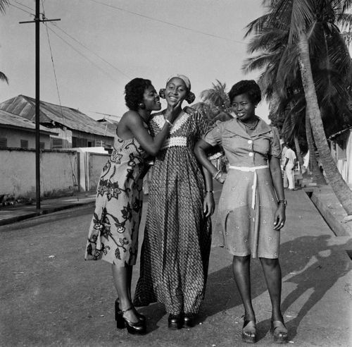 Family members during the engagement of James Barnor’s cousin, Amamomo, Accra© James Barnor / Courtesy of Galerie Clémentine de la Féronnière