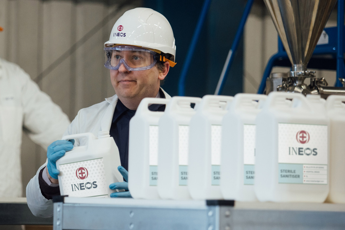 INEOS komt zijn belofte van tien dagen na en start de productie van een miljoen flessen handreiniger per maand in het Verenigd Koninkrijk