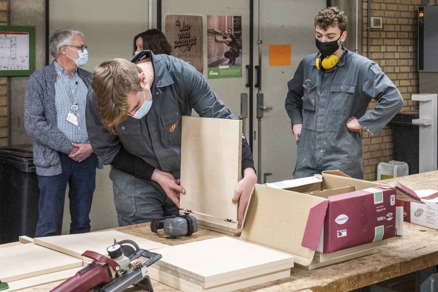 demonstratie verbindingstechniek door leerlingen houtbouw