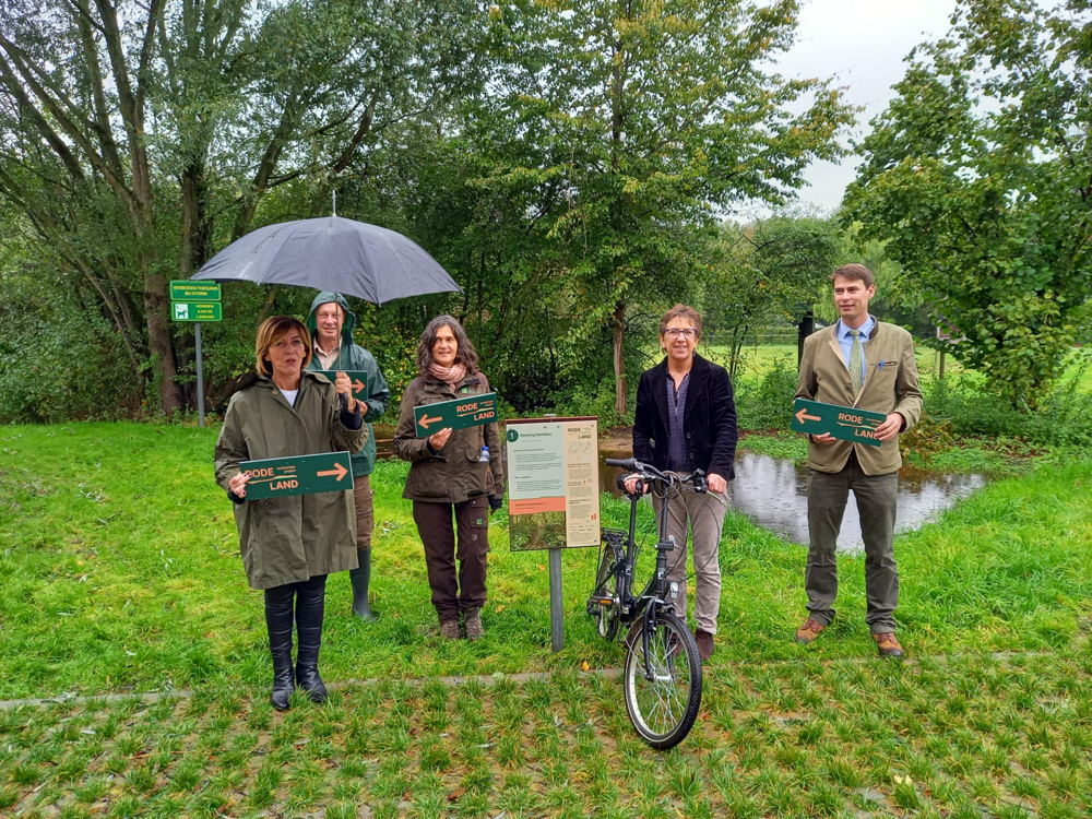 Vlnr: gouverneur Carina Van Cauter, boswachter Jean-Pierre Niçaise, Ann De Rijke gebiedscoördinator, gedeputeerde Riet Gillis en Wim Smits van Natuur en Bos.