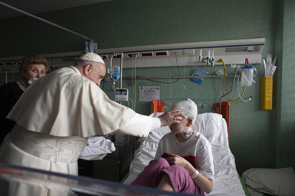 Pope Francis visits the ward where children who arrived from Ukraine, are hospitalized at Bambino Gesu Hospital. Rome (Italy), March 19th, 2022. AKG9368168 © akg-images / Mondadori Portfolio/Vatican Media/Pool/GG Pope Francis visits the ward where children who arrived from Ukraine, are hospitalized at Bambino Gesu Hospital. Rome (Italy), March 19th, 2022. AKG9368168 © akg-images / Mondadori Portfolio/Vatican Media/Pool/GG