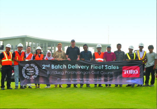 Michael Nielsen, President Director of Jebsen & Jessen Technology, Indonesia, delivering Turf & Irrigation’s
flagship product to the customer Michael Nielsen, President Director of Jebsen & Jessen Technology, Indonesia, delivering Turf & Irrigation’s
flagship product to the customer