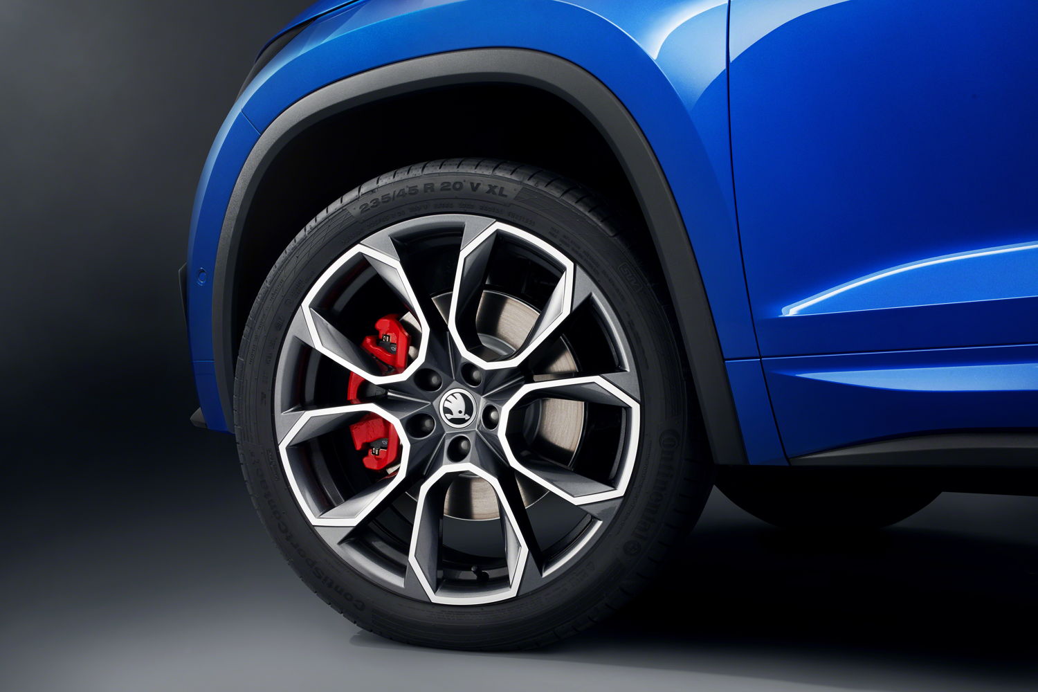 The KODIAQ RS's 20-inch Xtreme alloy wheels and red brake callipers demonstrate its sporty potential.