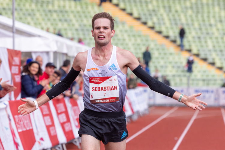 Vierter und bester Deutscher war Sebastian Hendel (LG Braunschweig) mit starkem Marathon-Debüt mit 2:10:37; Foto: Wilhelmi 