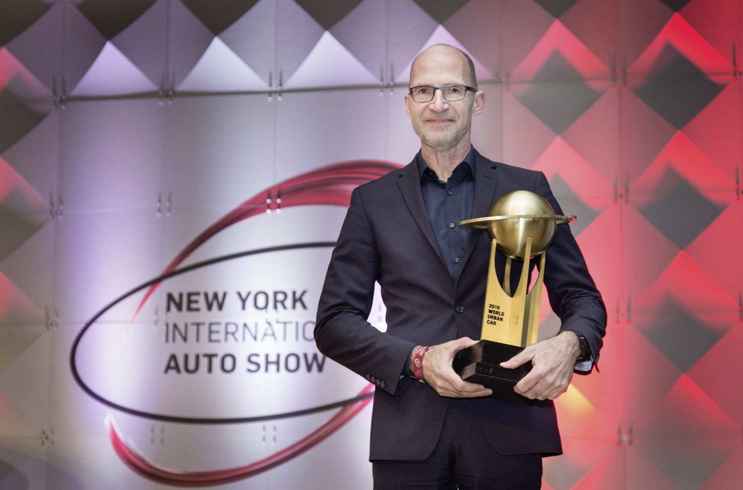 Klaus Bischoff, Director de Diseño Volkswagen, aceptó el premio en Nueva York