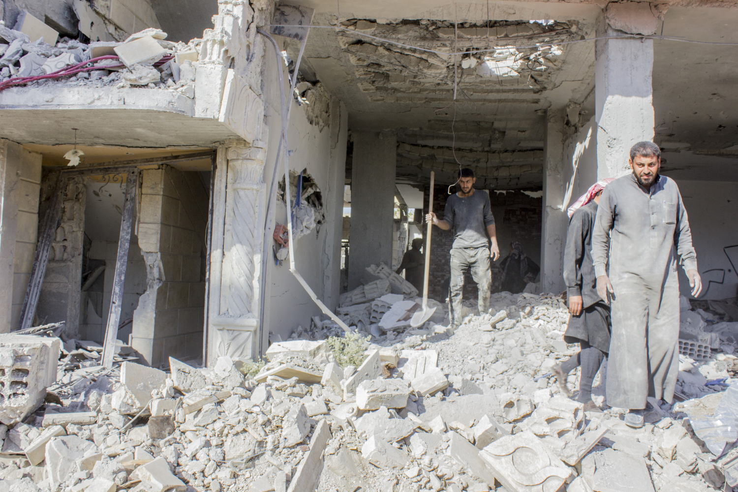 A family clearing the rubble from their house. Al Mishlab, east of Raqqa city. Credit: Diala Ghassan/MSF