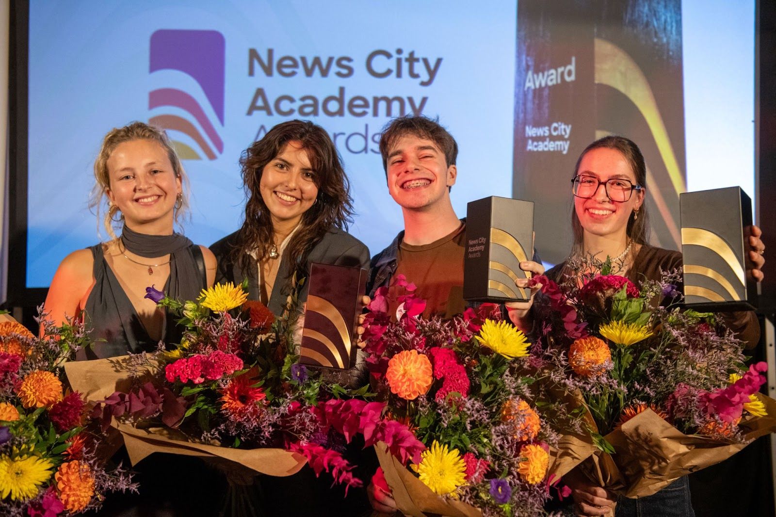 De winnaars van de News City Academy Awards 2023: Maya Teughels, Mikaela Pimentel, Arne De Bleser en Emma Felix