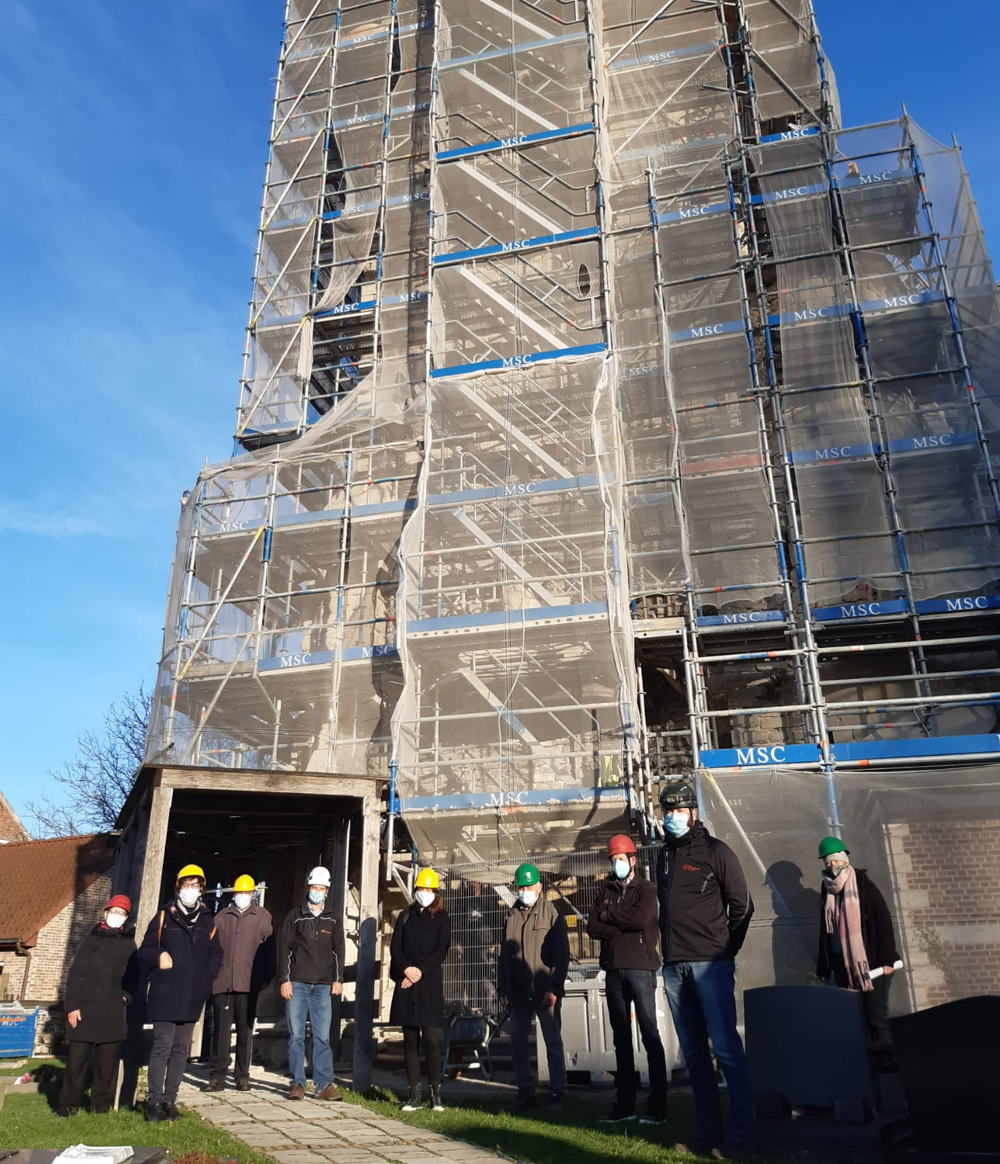Gedeputeerde Annemie Charlier (2de van links) en haar opvolgster An Vervliet (midden) met naast haar Raf Meganck van de Kerkfabriek (groene helm) en het team monumentenwachters 