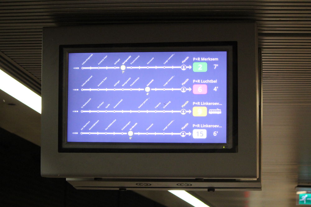 Scherm met realtime info in de Antwerpse premetro.