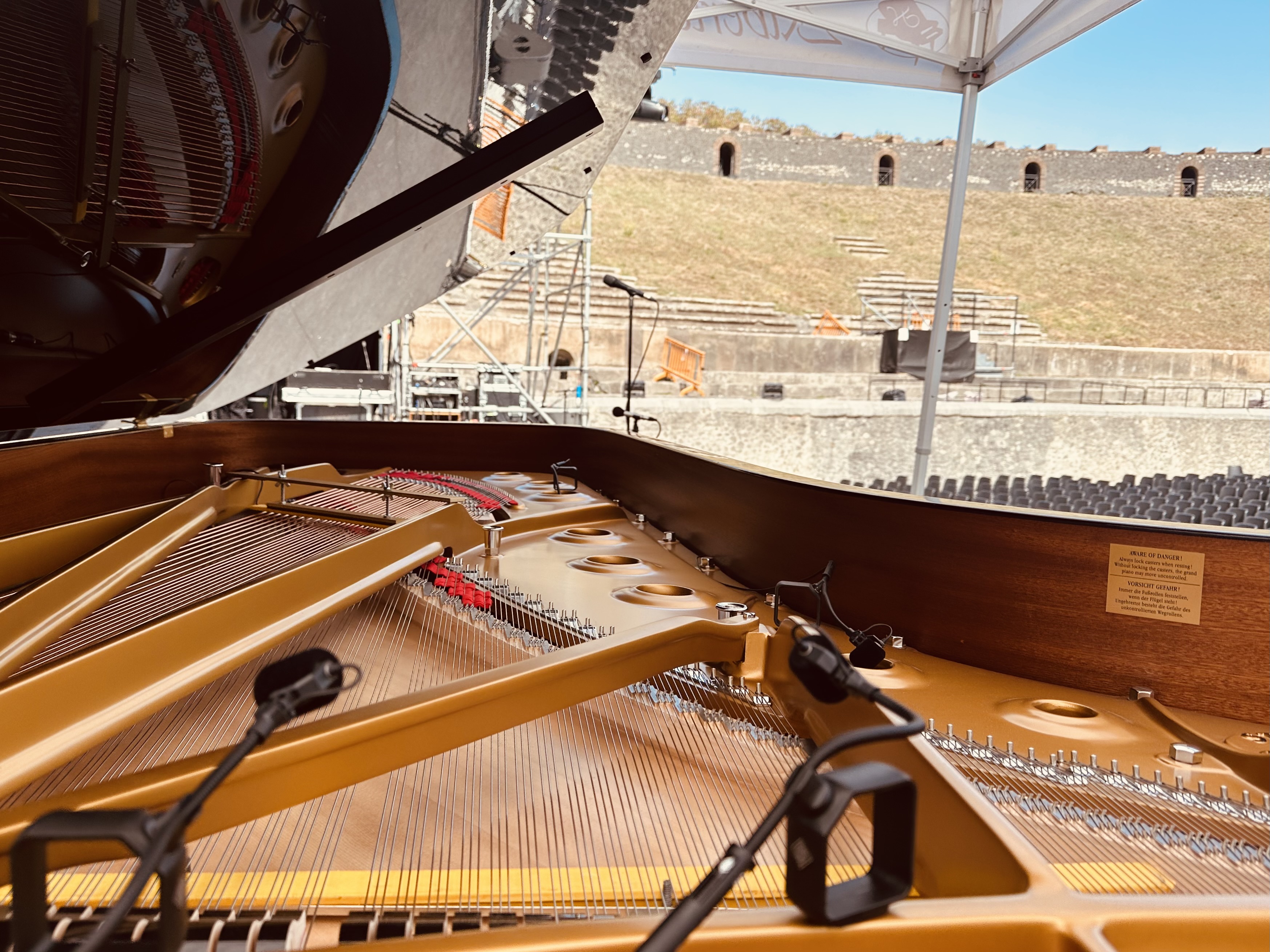 Four Neumann MCM 114 mics capture every nuance of the grand piano. Photo: Stefan Holtz.