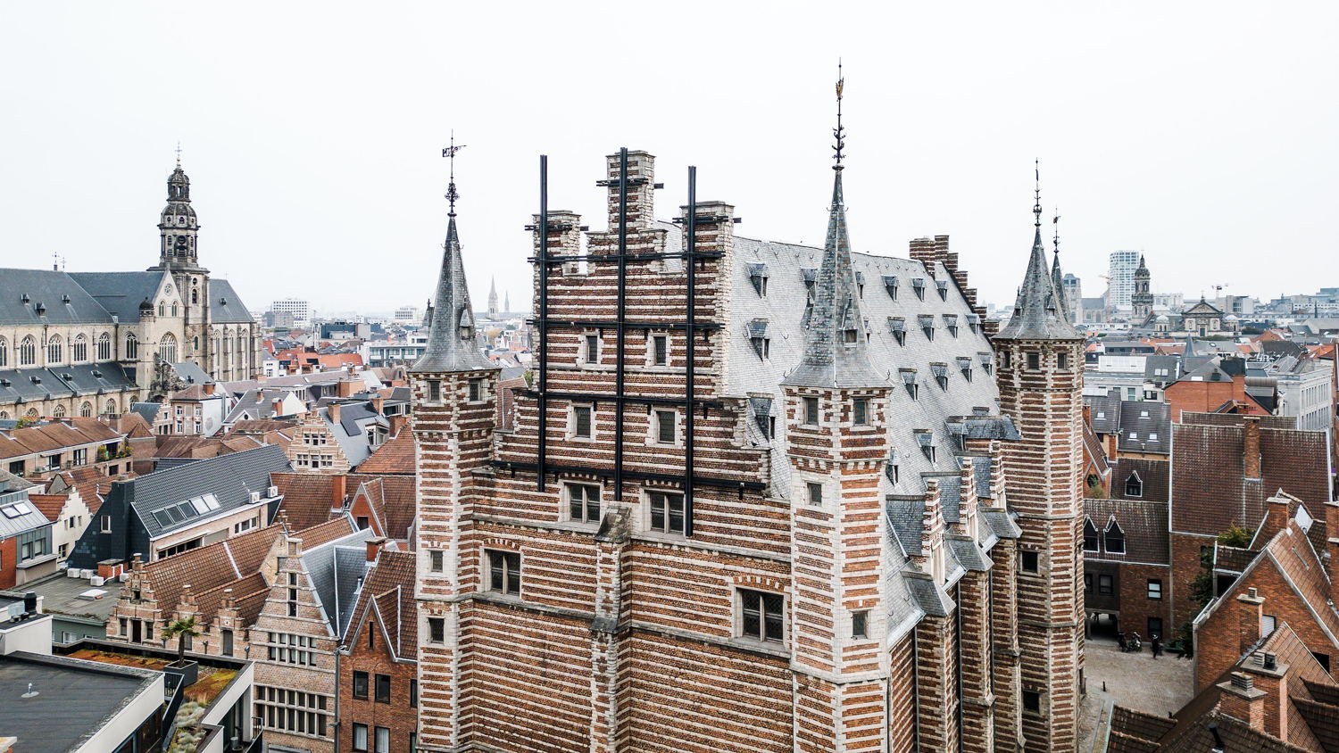 Gevel Vleeshuis bovenaan ©LUCID_AG Vespa