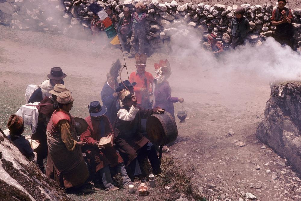 Sherpa ceremony in the Khumbu region in Nepal, 1982. AKG1061762