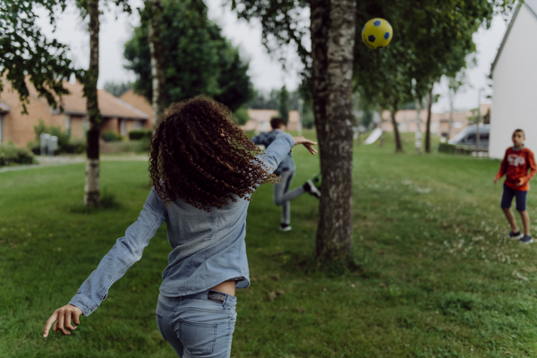 Kind & Samenleving en Gezinsbond roepen ouders op het buitenspelen te redden