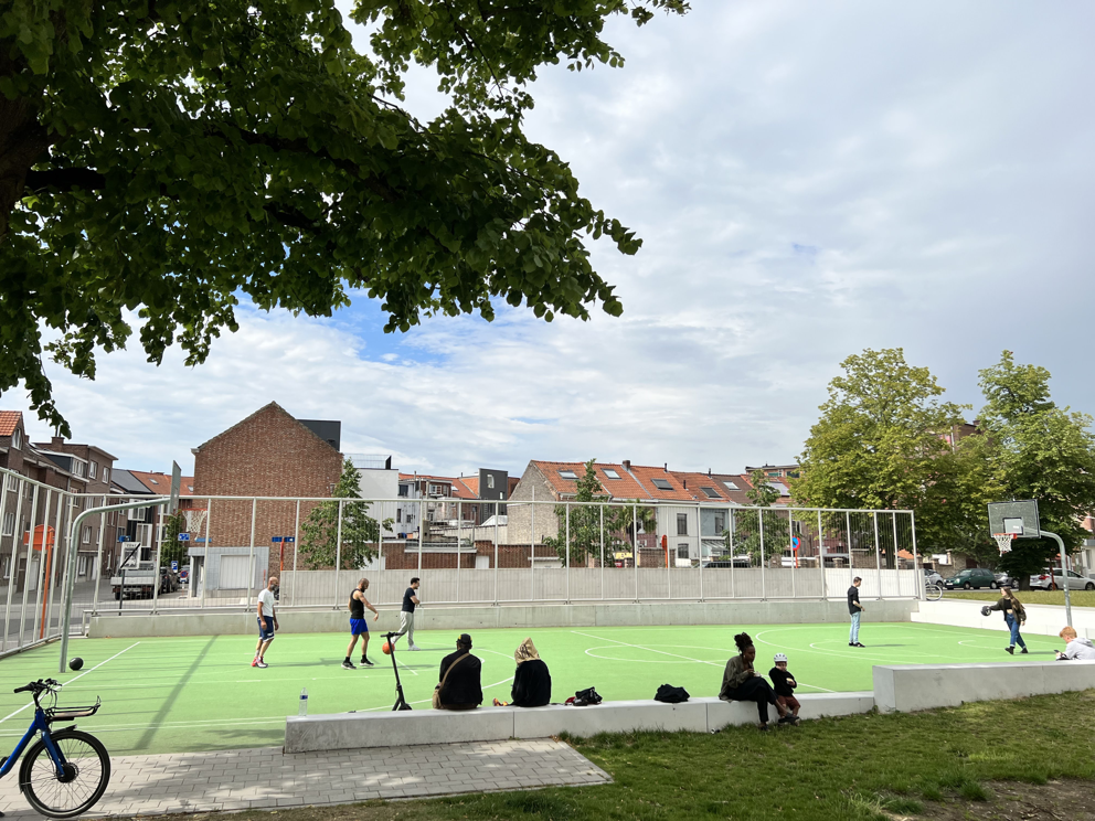 Basketballers en eenwielers zorgen voor feestelijke inhuldiging Hoornplein