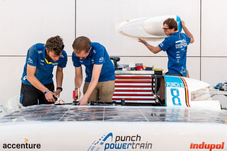 Herstellingen aan de wagen (Credits to Punch Powertrain Solar Team/Geert Vanden Wijngaert)