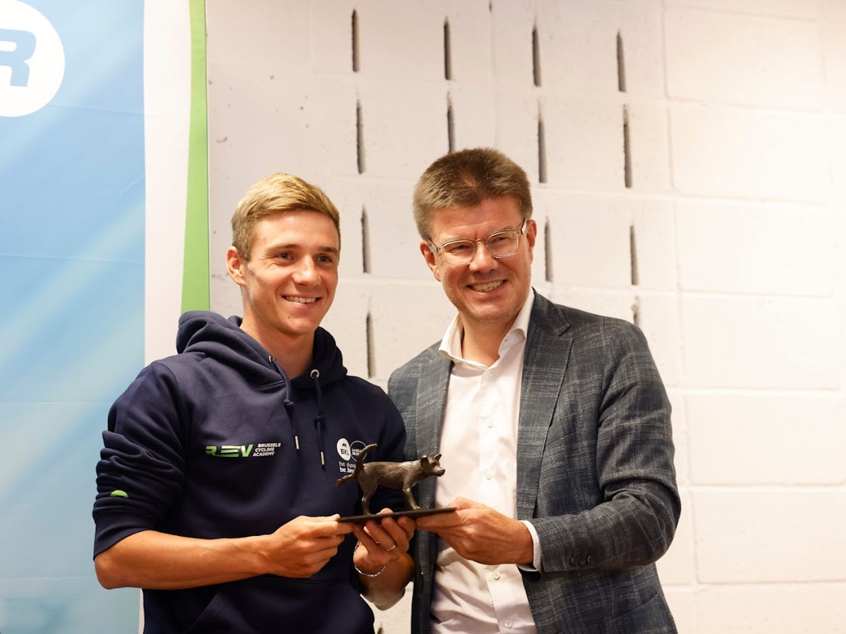 Sven Gatz remet un Zinneke de bronze à Remco Evenepoel