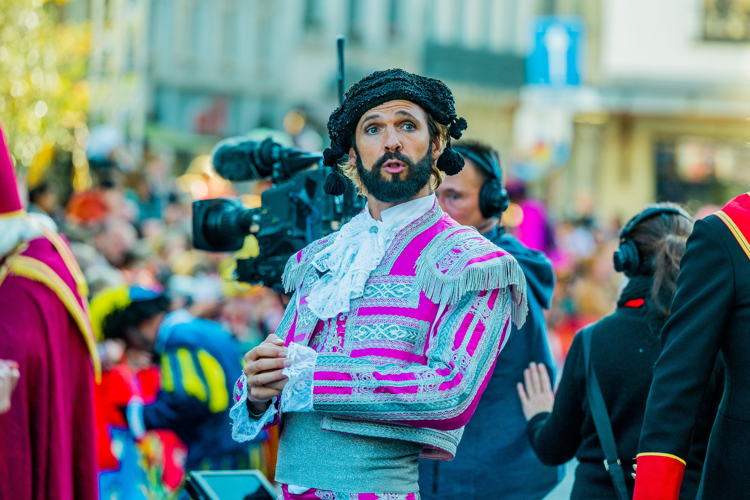 Hij komt, hij komt, … intrede van de Sint 2022: Ramon – © VRT/Jokko