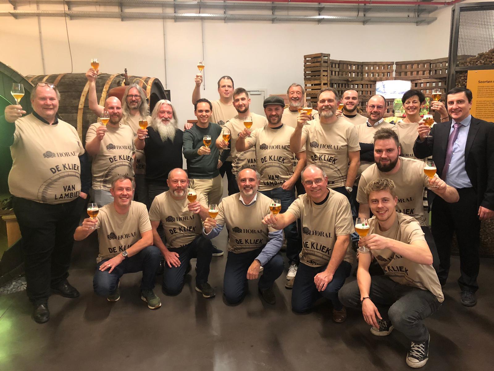 Er waren ook heel wat steunende leden aanwezig, die hun 'Kliek van de Lambiek'-T-shirt in ontvangst kwamen nemen. Sommigen kwamen zelfs uit Nederland en Duitsland voor de gelegenheid. Er waren ook heel wat steunende leden aanwezig, die hun 'Kliek van de Lambiek'-T-shirt in ontvangst kwamen nemen. Sommigen kwamen zelfs uit Nederland en Duitsland voor de gelegenheid.