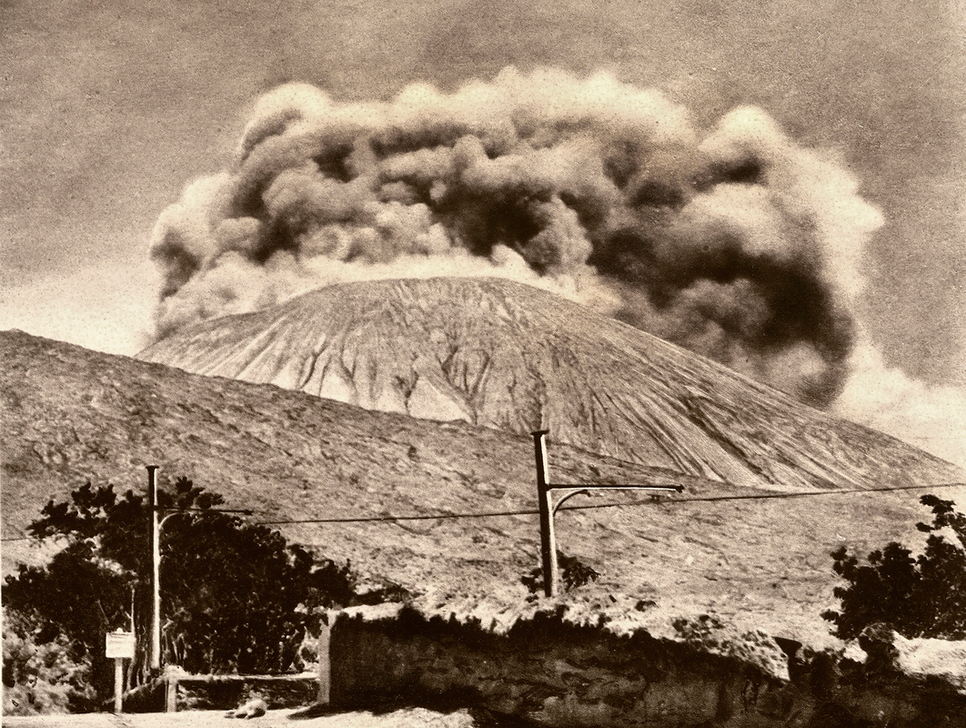 The last stages of the eruption of Vesuvius in 1906. AKG4557984 © akg-images / FAF Toscana - Fondazione Alinari per la Fotografia