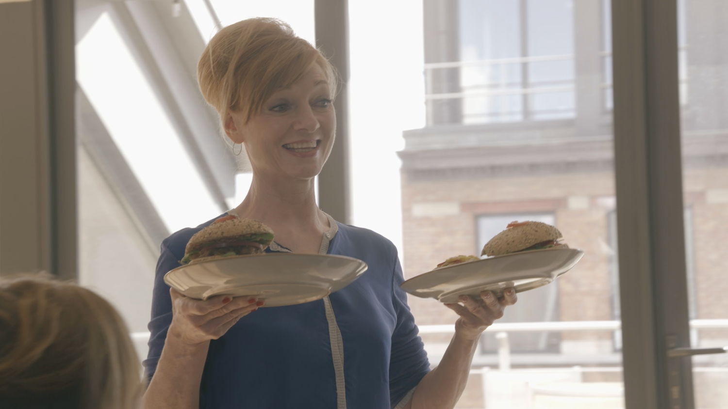 3. Marleen Merckx schotelt Hélène een wormenburger voor
Sorry voor alles (c) VRT
