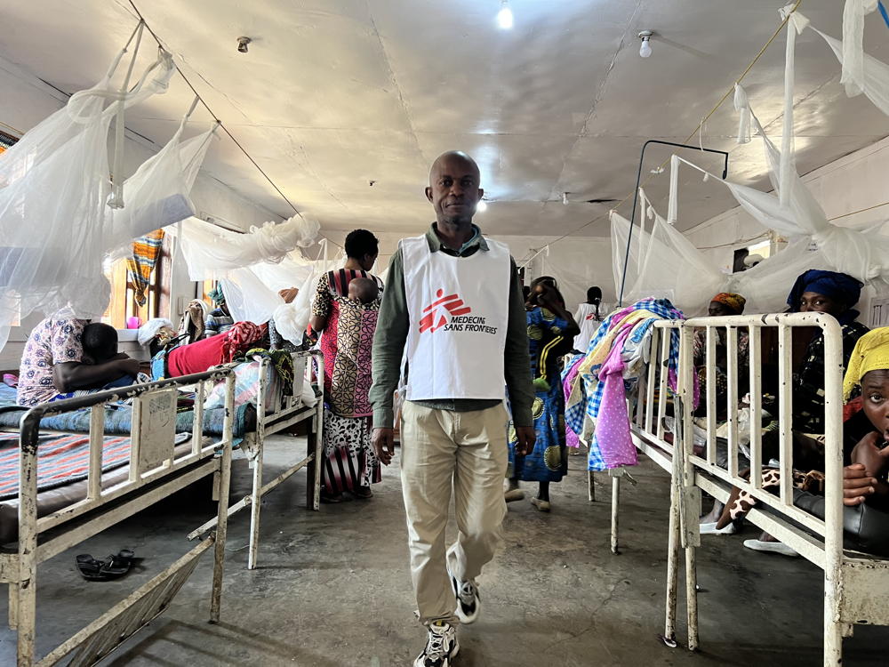 An MSF staff member walks through a ward full of patients at the Minova General Referral Hospital, in South Kivu province of eastern DRC. Copyright: Charly Kasereka/MSF 