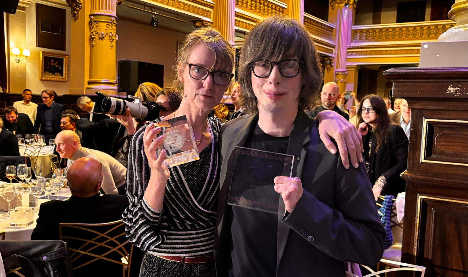 Ibbe Daniëls en Sven Van der Fraenen met de FIAT/ IFTA Archive Award voor Godvergeten (c) VRT